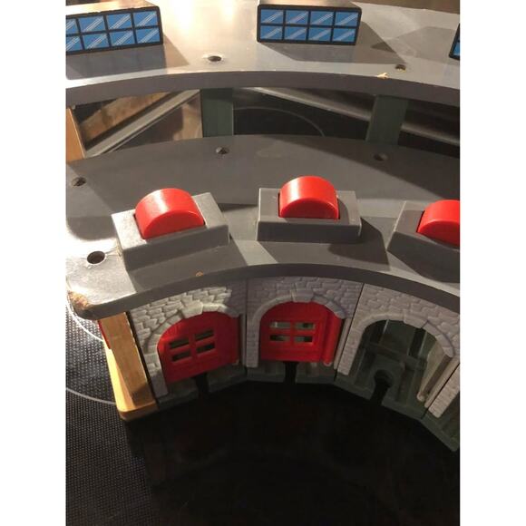 Thomas and Friends Wooden Railway Tidmouth Engine Shed Roundhouse - Picture 4 of 10